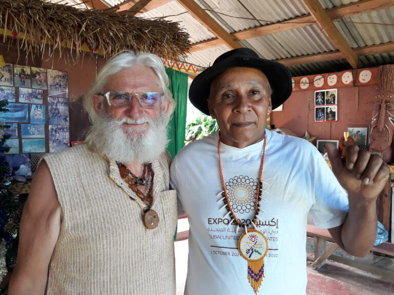 Jürgen Hummes mit dem Schamanen Mr. Mabrik auf Dominica, Karibik