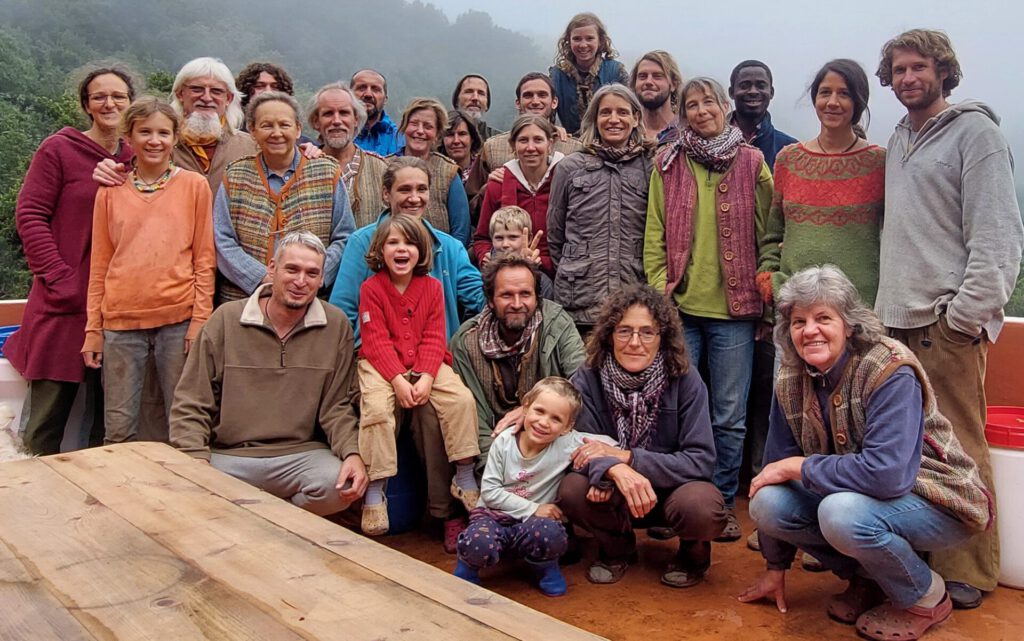 Gruppenfoto einer Gemeinschaft mit 28 Leuten