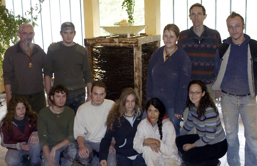 Gruppenbild Vor einem kleineren Zimmerbrunnen mit 11 Leuten