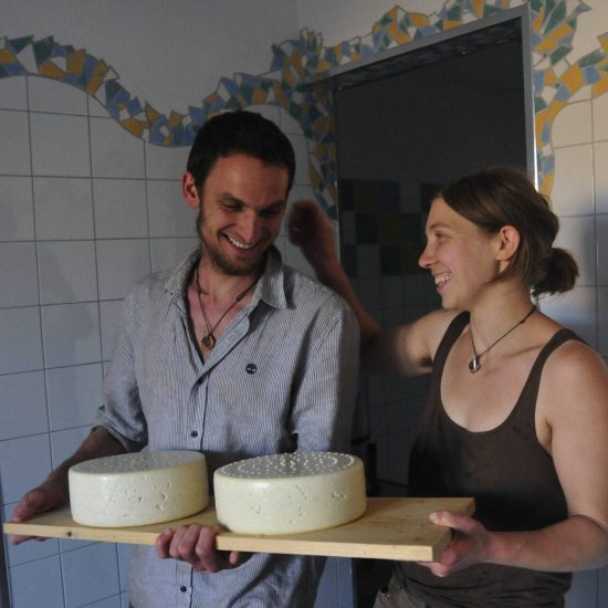 Sven Anna Odrintsi Käse Spirebo Anna und Sven in der eigenen Käserei
