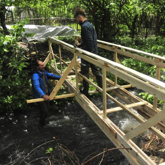 Brücke Bau David Wolfgang Bulgarien Bau Renovierung Brückenbau um den Bach überqueren zu können