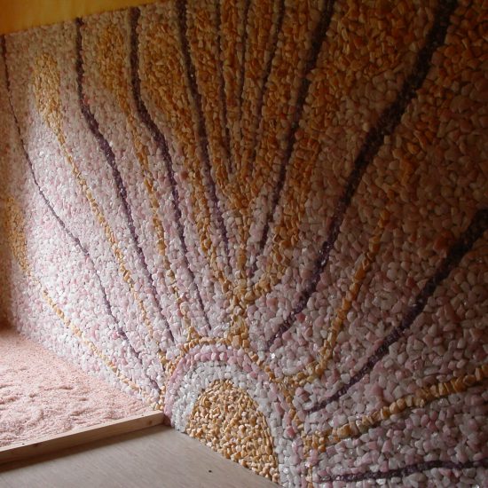 Edelstein Grotte Heidehaus Spirebo Die Grotte, ein Raum voller Edelsteine an den Wänden und Himalajasalz auf dem Boden